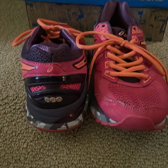 Asics womens 9.5. VERY CLEAN - Picture 4 of 6